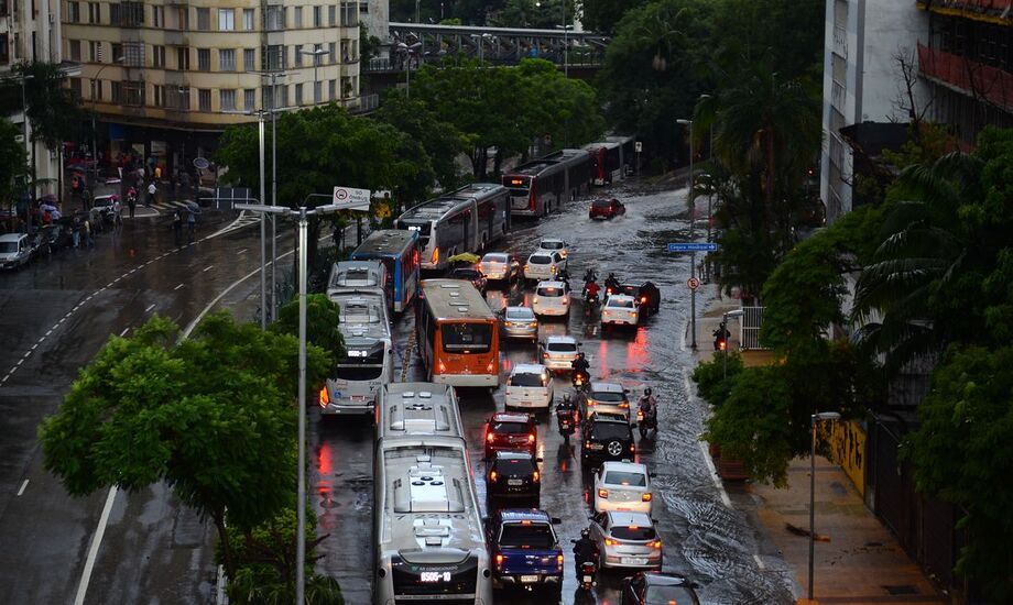 A Defesa Civil colocou todas as regiões do município de São Paulo em estado de atenção para alagamentos em razão da forte chuva que atinge a cidade desde o final da manhã de hoje (25)