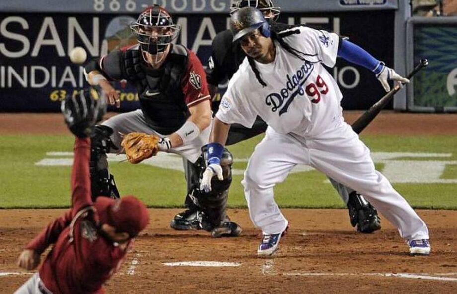 Manny Ramirez rebate a bola durante vitória do Dodgers por 9 a 5 sobre o Diamondbacks, pela MLB