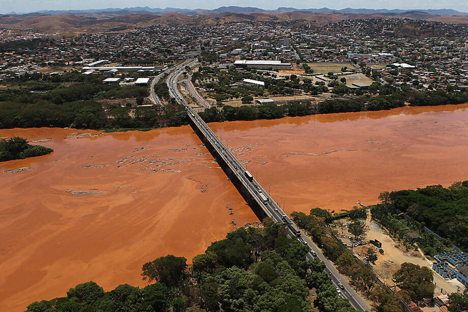 Uma grossa camada de lama, vinda da barragem de Mariana toma conta do Rio Doce
