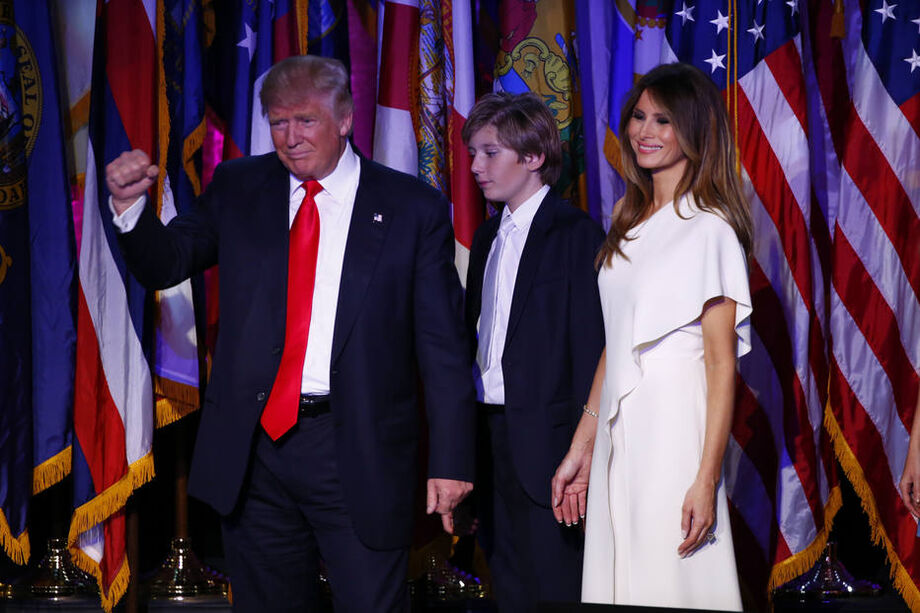 Donald, Melania e Barron Trump no discurso da vitória