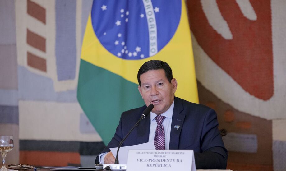 Mourão defendeu a atuação do atual ministro da Saúde, Eduardo Pazuello, e disse não ser necessário ser médico para ser ministro da Saúde