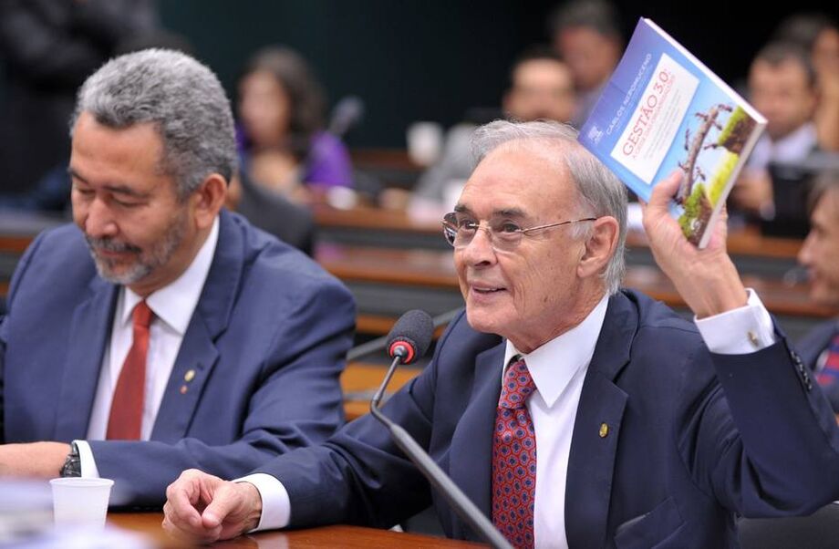 Arolde de Oliveira estava no primeiro mandato como senador depois nove legislaturas na Câmara