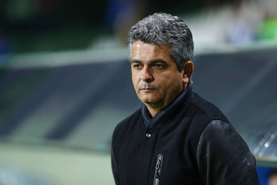 O treinador foi anunciado há um mês para substituir Enderson Moreira