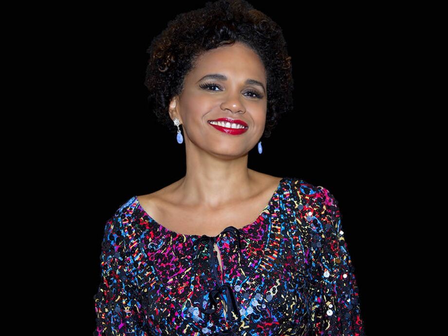 Teresa Cristina encanta na Virada Cultural