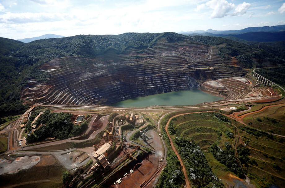 Encosta de contenção em mina em Barão de Cocais está cedendo