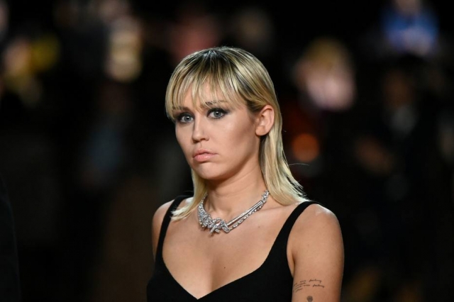 A cantora Miley Cyrus anunciou que seu novo álbum, Plastic Heart, será lançado em novembro