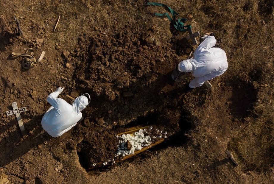 A média móvel de mortes por covid-19 no Brasil ficou em 468