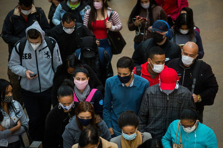 Pessoas usam máscara durante a pandemia de coronavírus