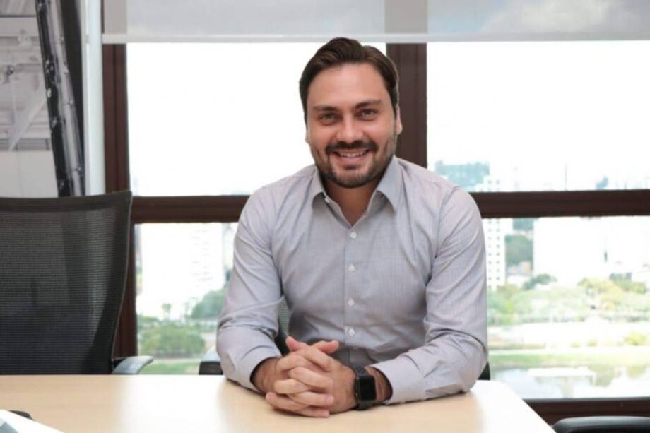 Em 23 de setembro, o Diretório Nacional do Novo suspendeu a filiação Sabará após decisão sigilosa do Conselho de Ética e impediu que ele fizesse campanha.