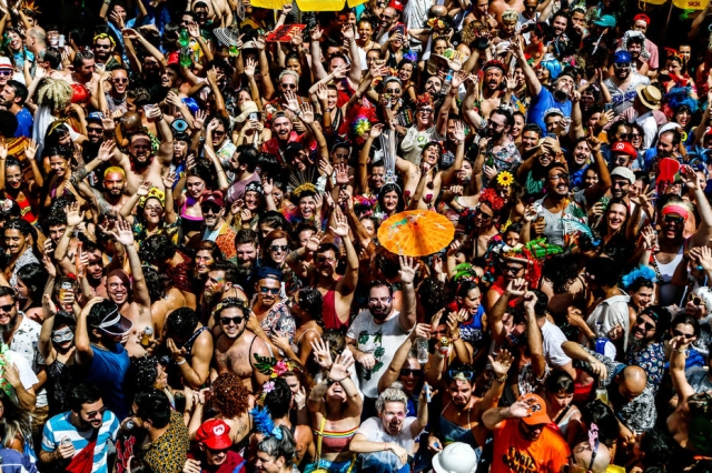 Conhecidas pelas grandes aglomerações, festas no feriado de carnaval são afetadas pelo novo coronavírus