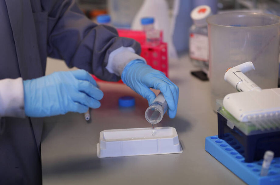 Cientista inglesa realiza teste de anticorpos para desenvolvimento de vacina contra covid-19 na Imperial College de Londres