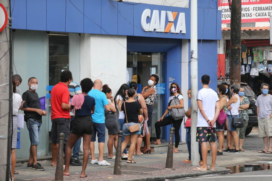 Fila de pessoas para receber o auxílio emergencial do governo federal