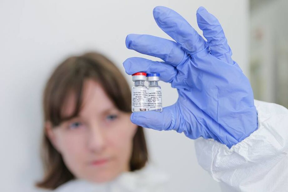 Cientista segura vacina russa contra covid-19 desenvolvida pelo Instituto Gamaleya