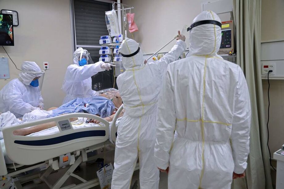 Já a média móvel de mortes é de 493, a menor desde maio e uma queda de 25% em relação há 14 dias