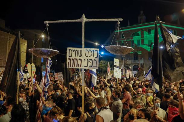 Manifestantes israelenses participam de uma manifestação anti-governo em frente à residência do primeiro-ministro Benjamin Netanyahu em Jerusalém