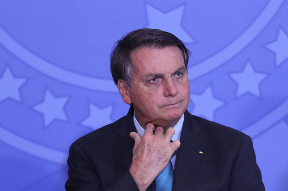 Partidos pedem que Bolsonaro e Pazuello sejam obrigados a se absterem de quaisquer atos que possam dificultar ou impedir a continuação das pesquisas