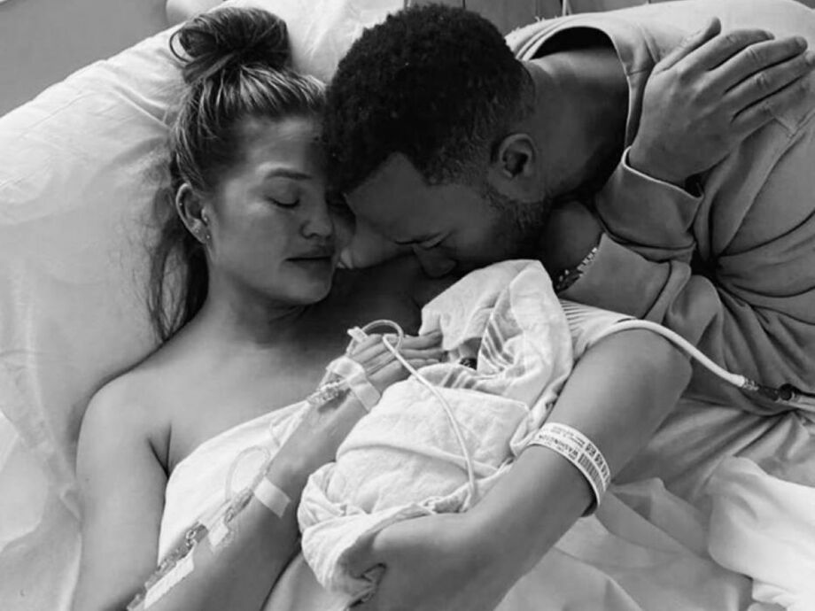 A modelo Chrissy Teigen e o cantor John Legend seguram Jack, que não sobreviveu após o parto