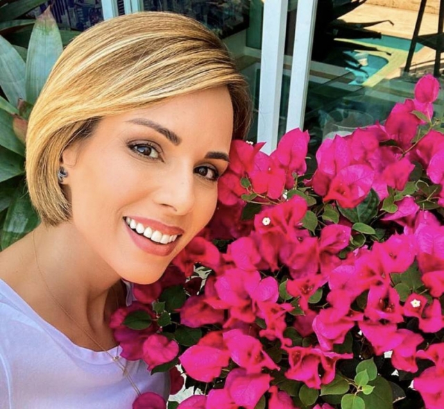 A apresentadora e atriz Ana Furtado, fazendo parte da campanha do Outubro Rosa, sobre conscientização do câncer de mama