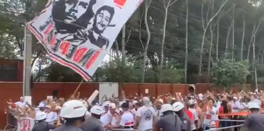 Protesto de torcida organizada do São Paulo foi acompanhado por policiais e não registrou atos de violência