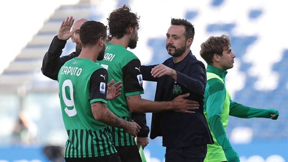 Técnico Roberto De Zerbi comemora vitória junto a seus jogadores