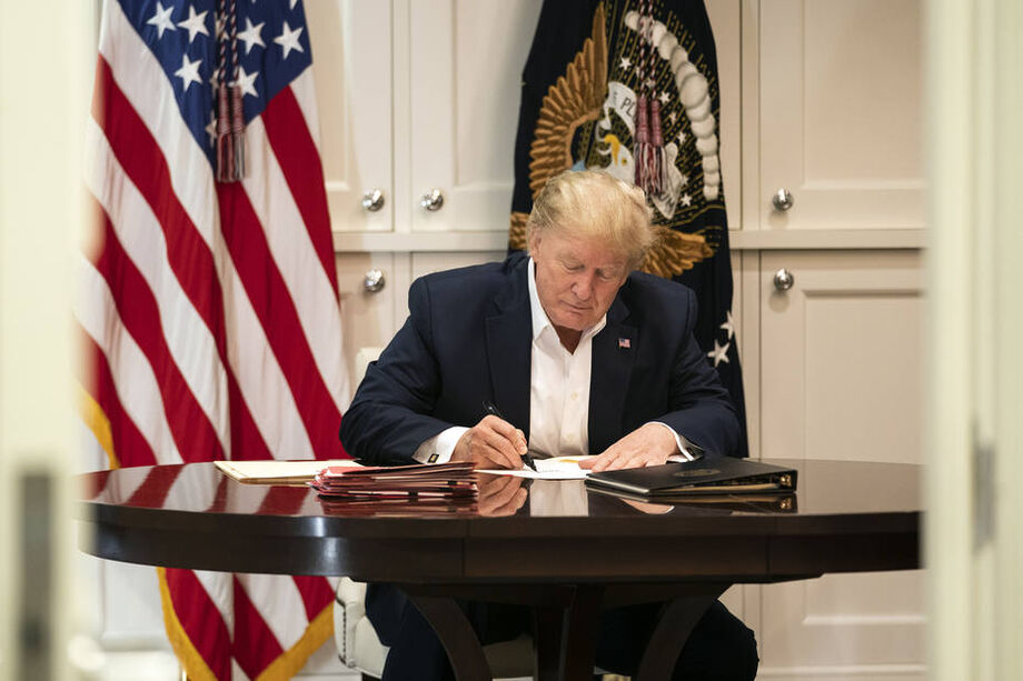 Diagnosticado com coronavírus, presidente Donald Trump teve melhora substancial e está trabalhando do hospital