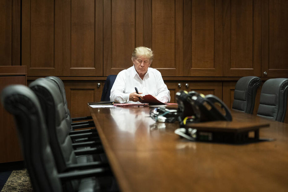 Trump não tem sintomas e sinais vitais seguem estáveis, diz médico