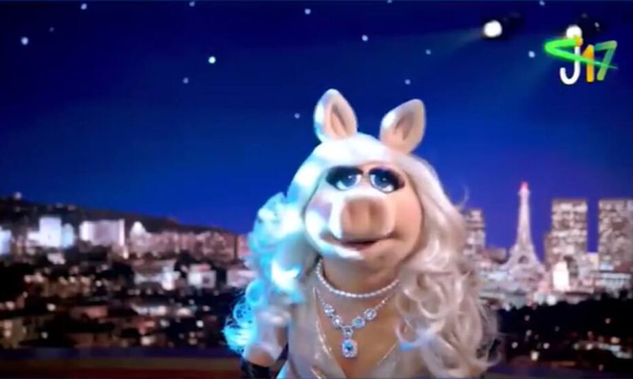 O uso da personagem Miss Piggy, dos Muppets, é um referência a ataques que Joice sofreu nas redes sociais.