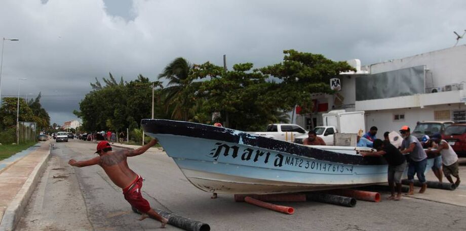 Pescadores removem barcos na preparação para a chegada do Delta
