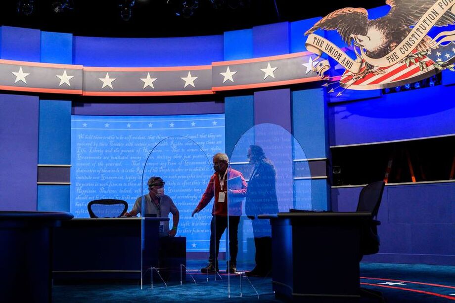 Funcionários instalam separação de proteção contra a covid na Universidade de Utah antes de debate entre os candidados a vice Mike Pence e Kamala Harris