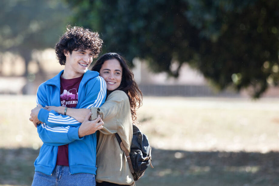 Alice Braga e Gabriel Leone