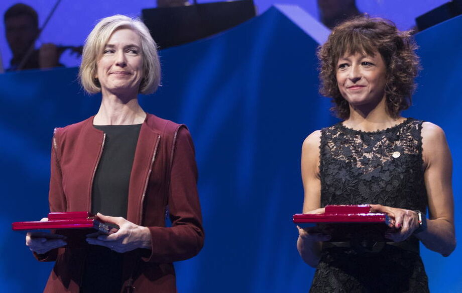 A bioquímica americana Jennifer Doudna e a microbiologista francesa Emmanuelle Charpentier foram laureadas com o Prêmio Nobel de Química 2020.