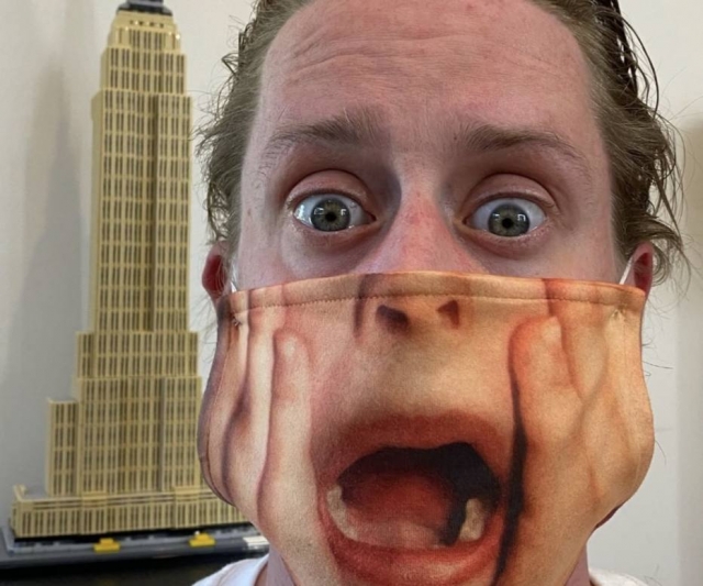 O ator Macaulay Culkin usa máscara contra covid-19 que faz homenagem ao filme 'Esqueceram de Mim'