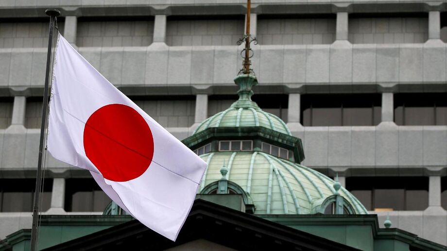 Bandeira do Japão no topo do prédio do banco central em Tóquio