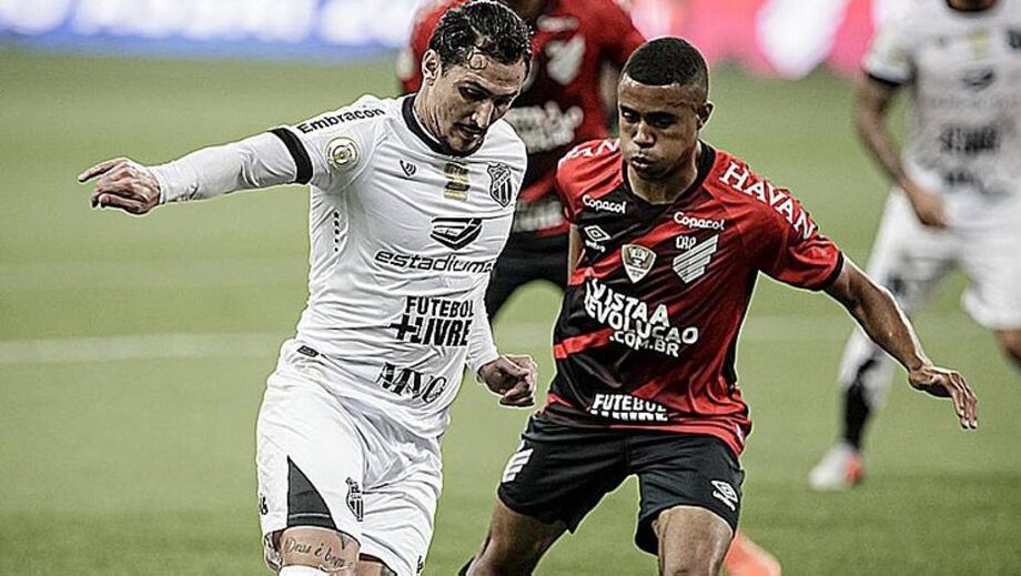 Vini (esq.), do Ceará, tenta jogada no empate sem gols com o Athletico-PR