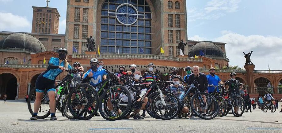 Romeiros trocaram a caminhada pela bicicleta neste ano.
