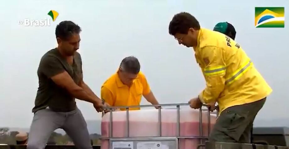 Ricardo Salles observa tanque com produto retardante de fogo