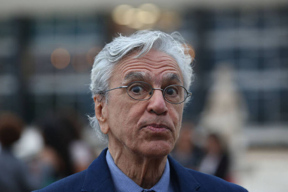 Caetano Veloso fará show para levantar recursos para campanha de Manuela D'Ávila, candidata do PCdoB à prefeitura de Porto Alegre