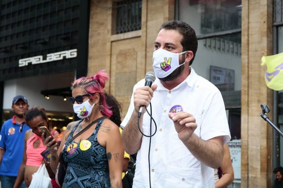 O candidato Guilherme Boulos respondeu a perguntas de populares no centro de São Paulo