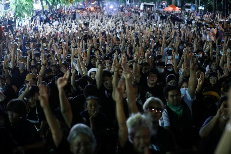 Manifestantes pró-democracia fazem saudação dos três dedos durante protesto