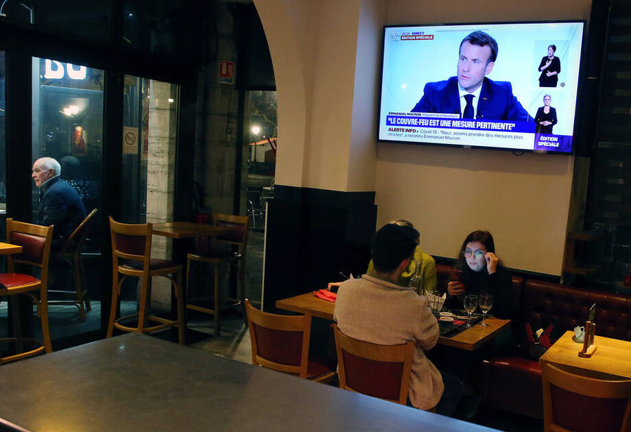Em restaurante, franceses acompanham entrevista do presidente Emmanuel Macron