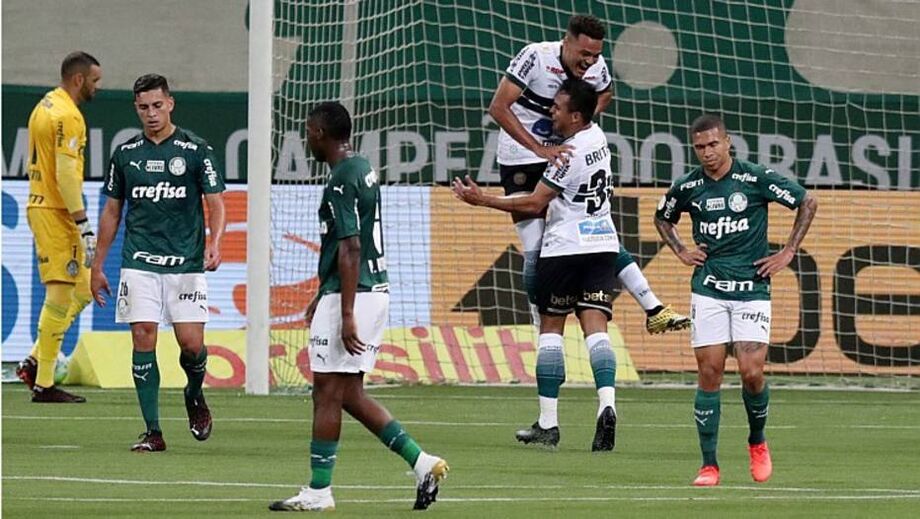 Jogadores do Coritiba comemoram em vitória sobre o Palmeiras no Allianz Parque