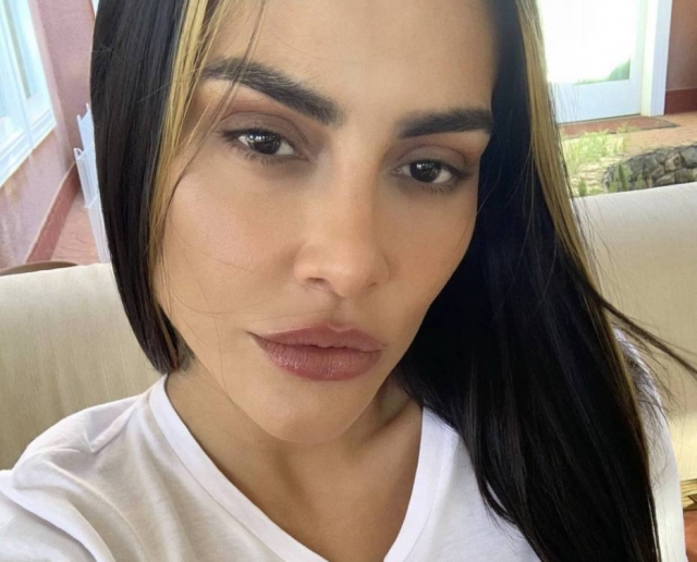 A cantora relatou que na terça, 13, foi dormir às 9h e acordou às 11h. Depois de dormir apenas 2h naquela 'noite', Cleo foi trabalhar