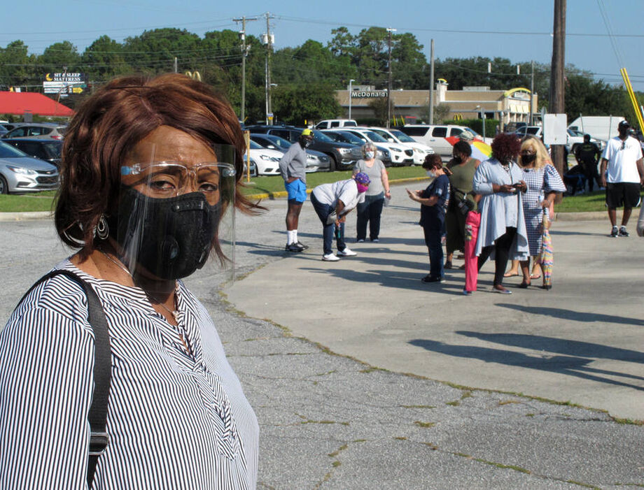 Khani Morgan, de 75 anos, em fila para votar em Savannah, na Geórgia