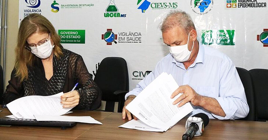 O termo de cooperação foi assinado pelo secretário Geraldo Resende e pelos pesquisadores Rivaldo Venâncio e Ana Lúcia Lyrio, que conduzem o estudo da Coronavac