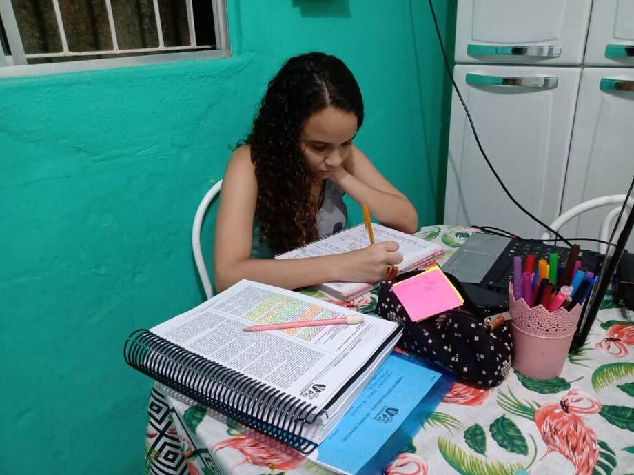 Aluna do ensino médio, Izabelly Correia de Oliveira, de 16 anos, participou da pesquisa