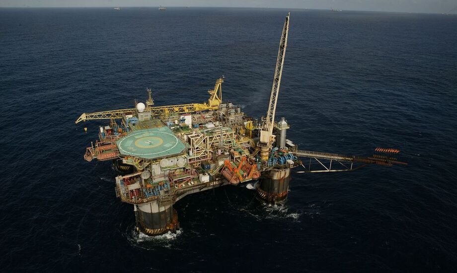 A produção de petróleo no Brasil caiu 5,8% em setembro, para 2,907 milhões de barris diários, perdendo o patamar de 3 milhões de b/d conquistados em novembro do ano passado