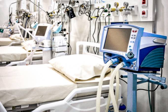 Leito de UTI de um hospital de campanha