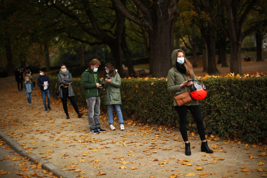 Pessoas com máscaras em parque em Bruxelas, capital da Bélgica