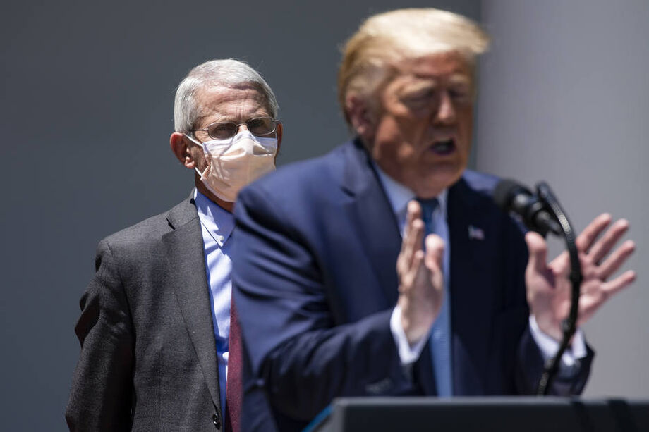 O infectologista Anthony Fauci acompanha entrevista de Trump em maio