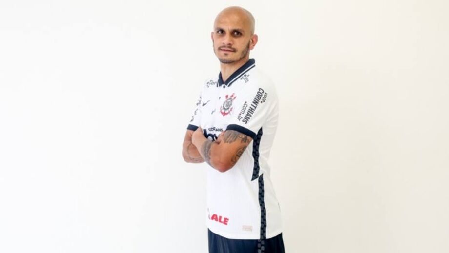 Fábio Santos volta ao Corinthians após cinco anos